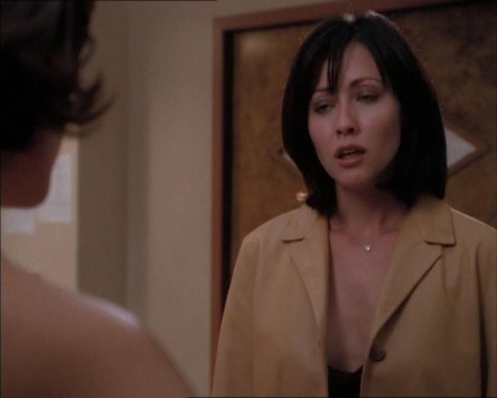 Charmed-Online_dot_net-1x02IveGotYouUnderMySkin1299.jpg
