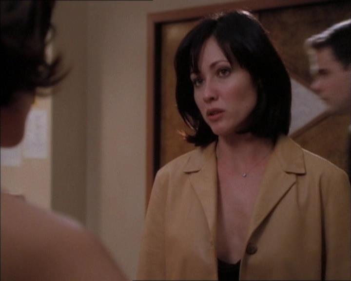 Charmed-Online_dot_net-1x02IveGotYouUnderMySkin1300.jpg