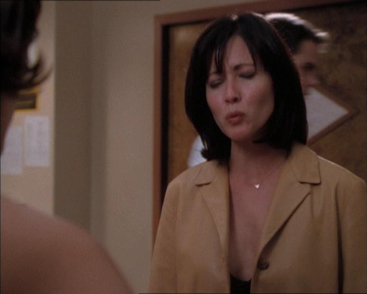 Charmed-Online_dot_net-1x02IveGotYouUnderMySkin1304.jpg Charmed-Online_dot_net-1x02IveGotYouUnderMySkin1304.jpg