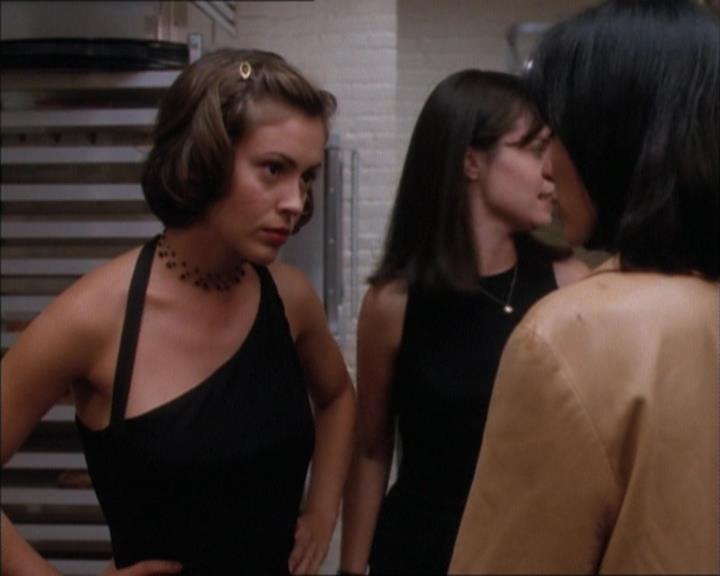 Charmed-Online_dot_net-1x02IveGotYouUnderMySkin1309.jpg
