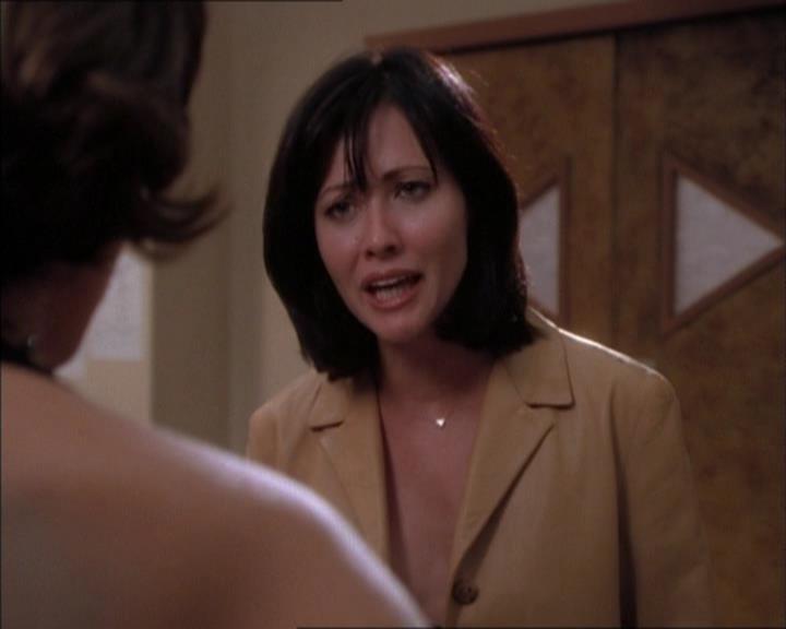 Charmed-Online_dot_net-1x02IveGotYouUnderMySkin1329.jpg