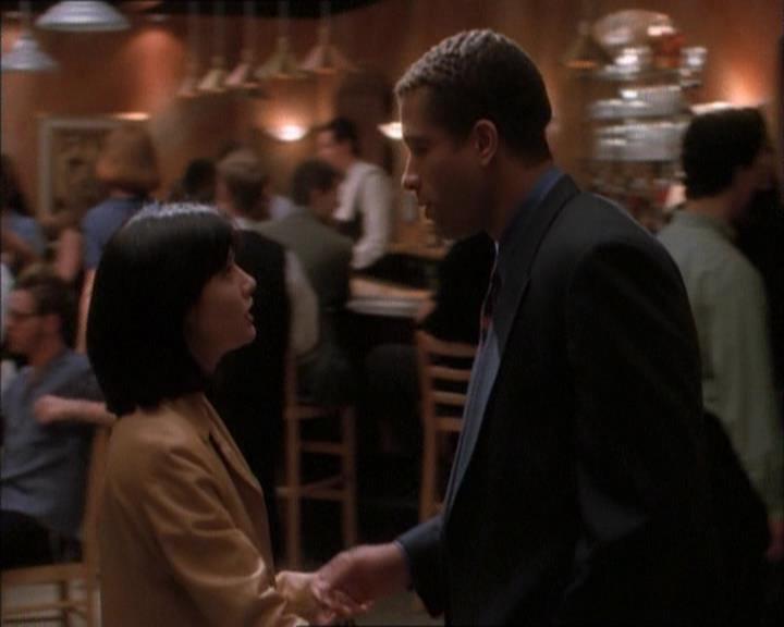 Charmed-Online_dot_net-1x02IveGotYouUnderMySkin1380.jpg