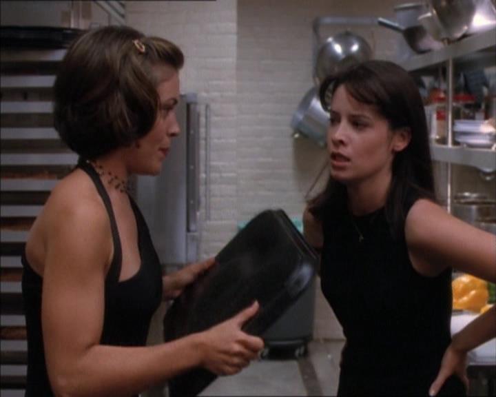 Charmed-Online_dot_net-1x02IveGotYouUnderMySkin1381.jpg