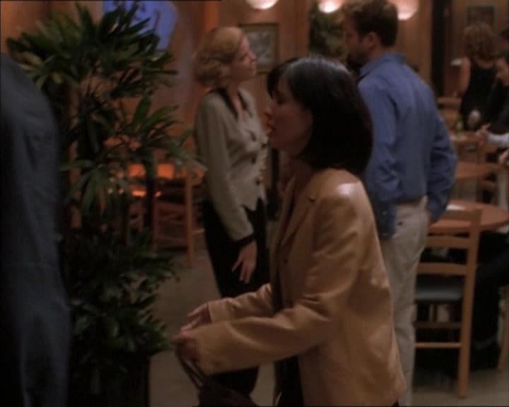 Charmed-Online_dot_net-1x02IveGotYouUnderMySkin1383.jpg