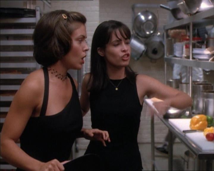 Charmed-Online_dot_net-1x02IveGotYouUnderMySkin1396.jpg