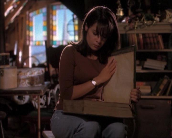 Charmed-Online_dot_net-1x02IveGotYouUnderMySkin1426.jpg