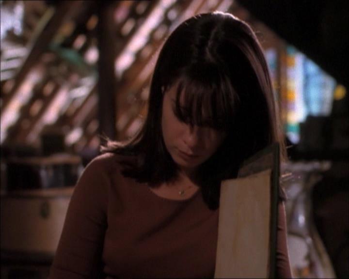 Charmed-Online_dot_net-1x02IveGotYouUnderMySkin1432.jpg