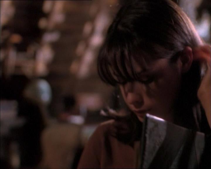 Charmed-Online_dot_net-1x02IveGotYouUnderMySkin1436.jpg