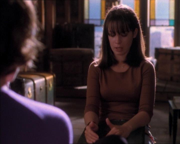 Charmed-Online_dot_net-1x02IveGotYouUnderMySkin1479.jpg