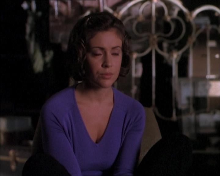 Charmed-Online_dot_net-1x02IveGotYouUnderMySkin1506.jpg