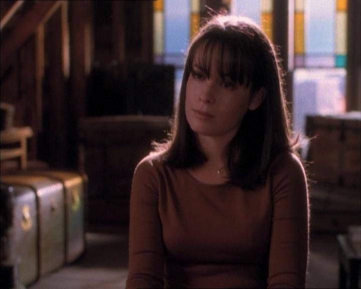 Charmed-Online_dot_net-1x02IveGotYouUnderMySkin1515.jpg