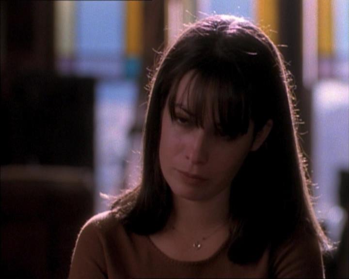 Charmed-Online_dot_net-1x02IveGotYouUnderMySkin1545.jpg