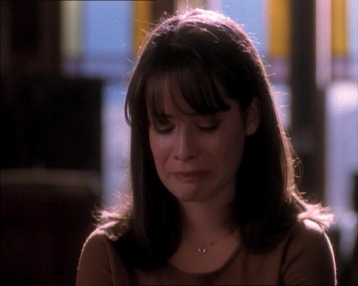 Charmed-Online_dot_net-1x02IveGotYouUnderMySkin1582.jpg