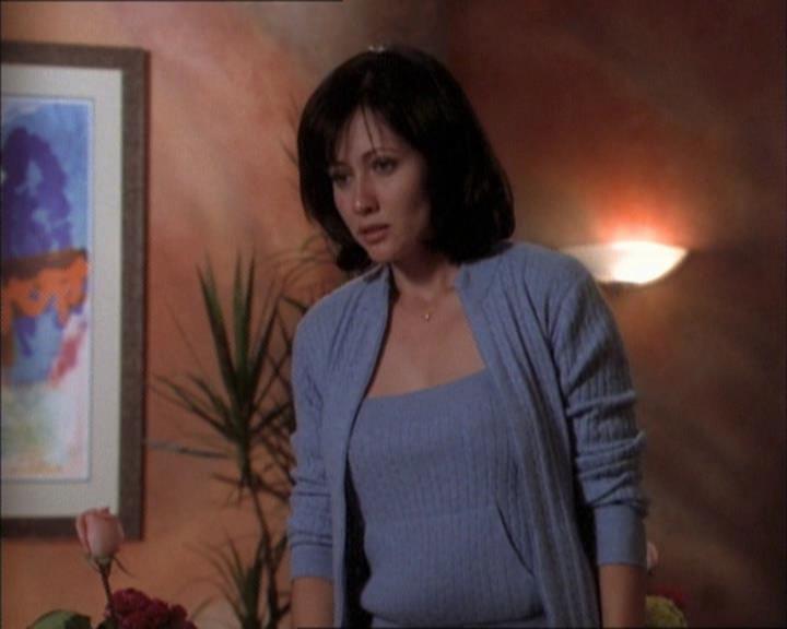 Charmed-Online_dot_net-1x02IveGotYouUnderMySkin1736.jpg