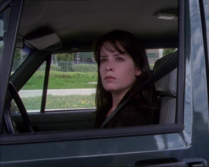 Charmed-Online_dot_net-1x02IveGotYouUnderMySkin1742.jpg