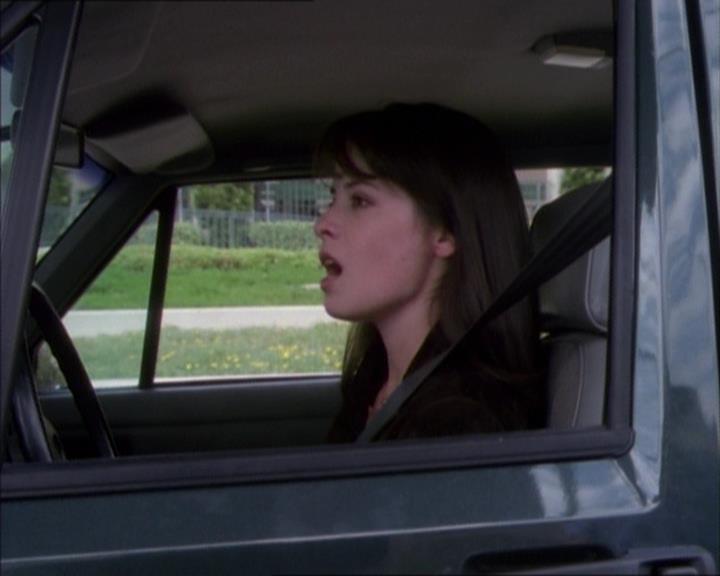 Charmed-Online_dot_net-1x02IveGotYouUnderMySkin1744.jpg