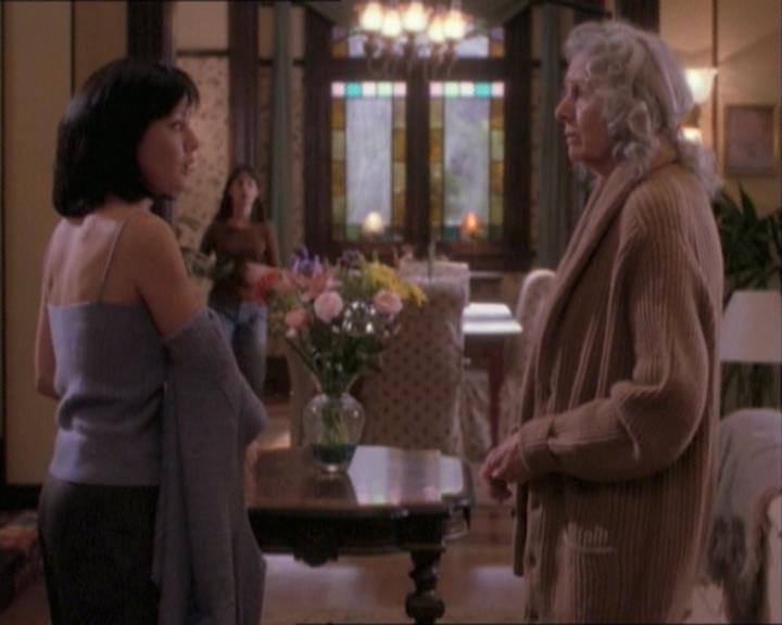 Charmed-Online_dot_net-1x02IveGotYouUnderMySkin1949.jpg