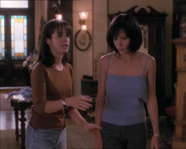 Charmed-Online_dot_net-1x02IveGotYouUnderMySkin1965.jpg