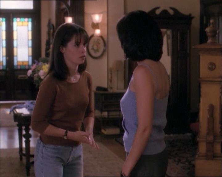 Charmed-Online_dot_net-1x02IveGotYouUnderMySkin1967.jpg