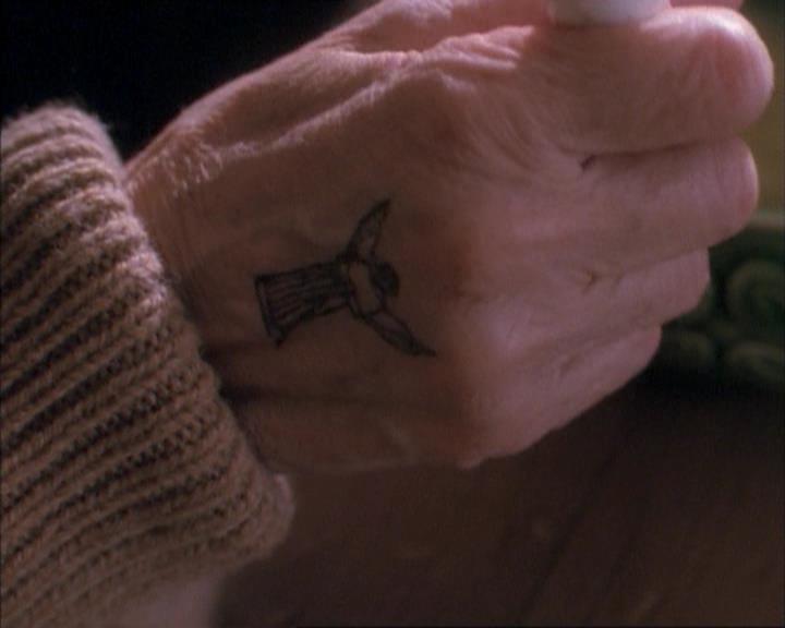 Charmed-Online_dot_net-1x02IveGotYouUnderMySkin1974.jpg