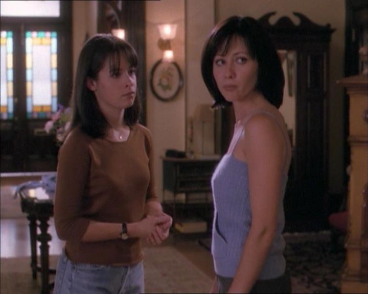 Charmed-Online_dot_net-1x02IveGotYouUnderMySkin1976.jpg