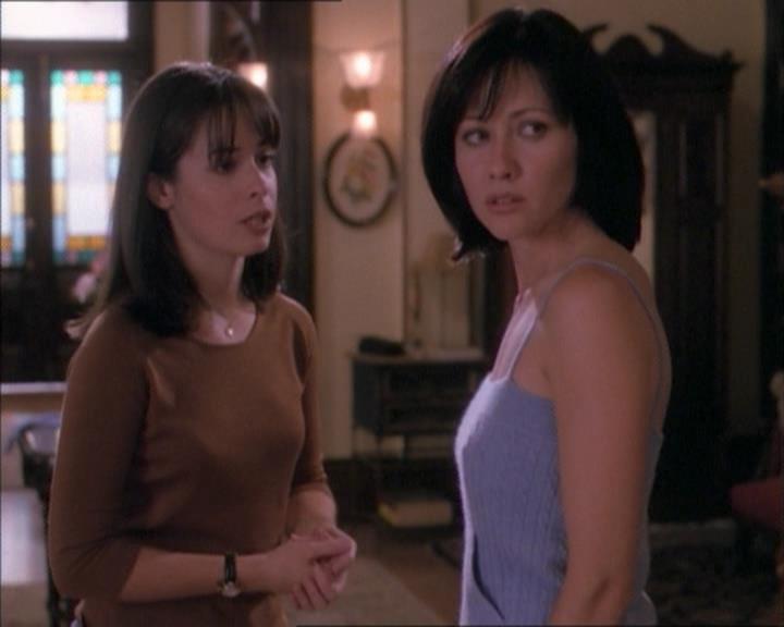 Charmed-Online_dot_net-1x02IveGotYouUnderMySkin1978.jpg