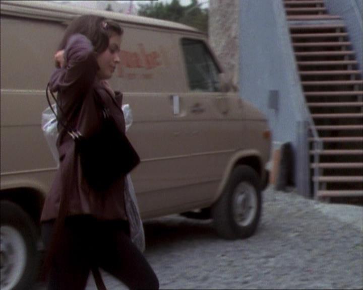 Charmed-Online_dot_net-1x02IveGotYouUnderMySkin1998.jpg