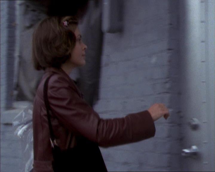 Charmed-Online_dot_net-1x02IveGotYouUnderMySkin2000.jpg