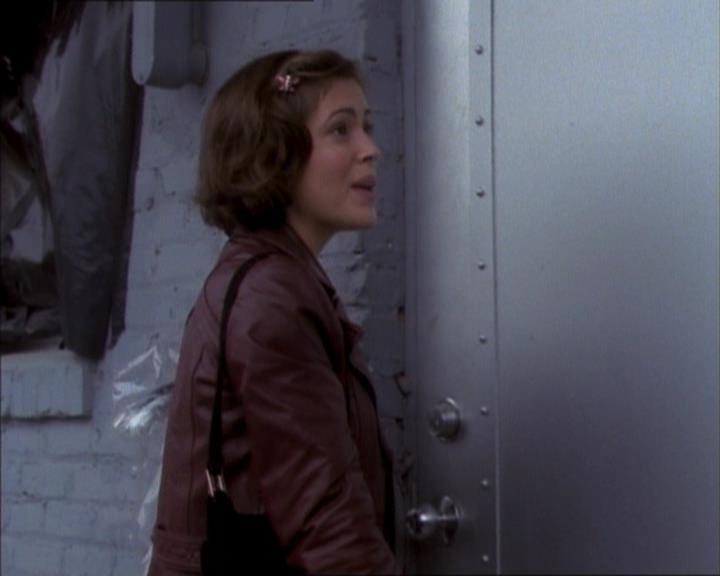Charmed-Online_dot_net-1x02IveGotYouUnderMySkin2003.jpg