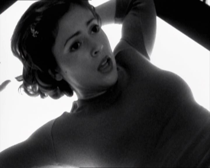 Charmed-Online_dot_net-1x02IveGotYouUnderMySkin2011.jpg