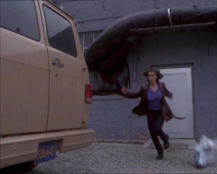 Charmed-Online_dot_net-1x02IveGotYouUnderMySkin2015.jpg