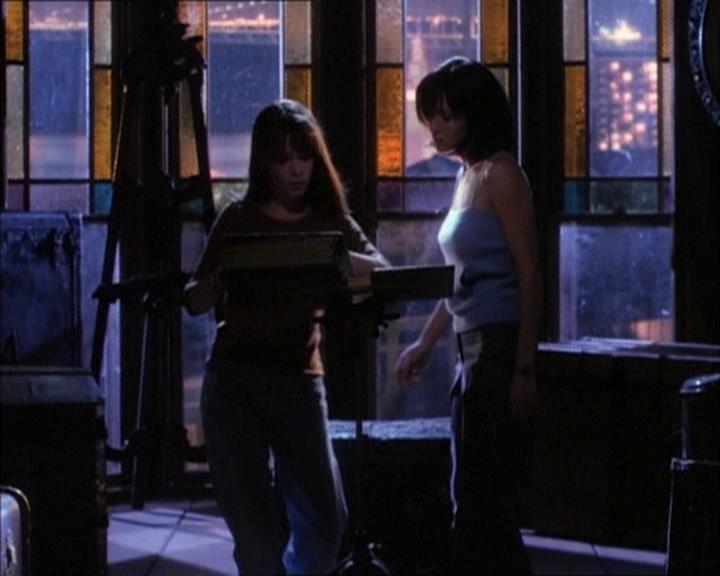 Charmed-Online_dot_net-1x02IveGotYouUnderMySkin2029.jpg