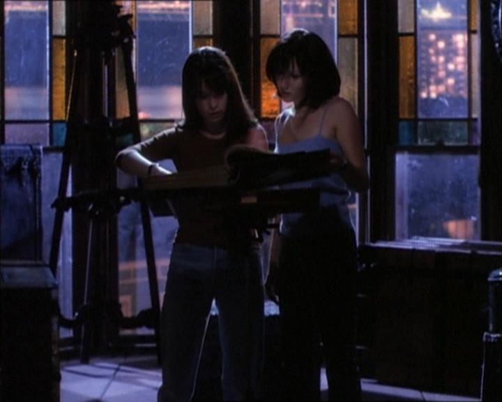 Charmed-Online_dot_net-1x02IveGotYouUnderMySkin2031.jpg