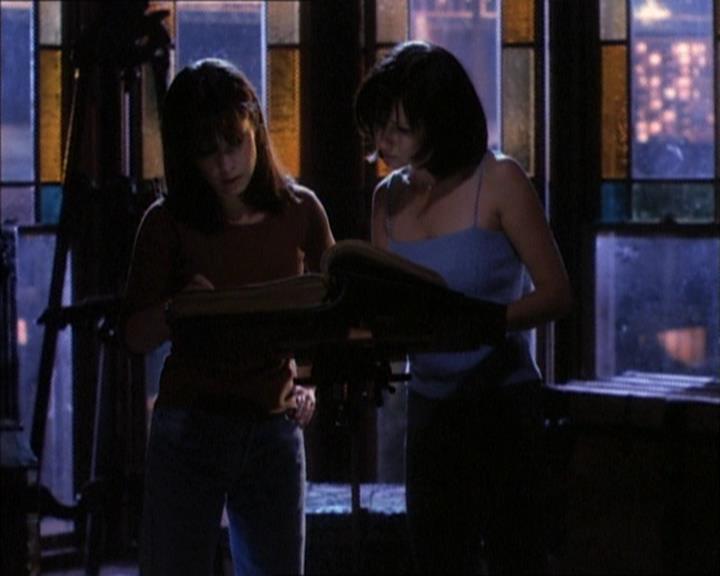 Charmed-Online_dot_net-1x02IveGotYouUnderMySkin2035.jpg