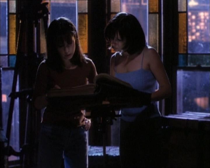 Charmed-Online_dot_net-1x02IveGotYouUnderMySkin2036.jpg
