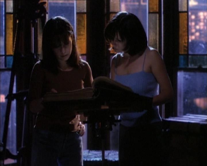 Charmed-Online_dot_net-1x02IveGotYouUnderMySkin2037.jpg