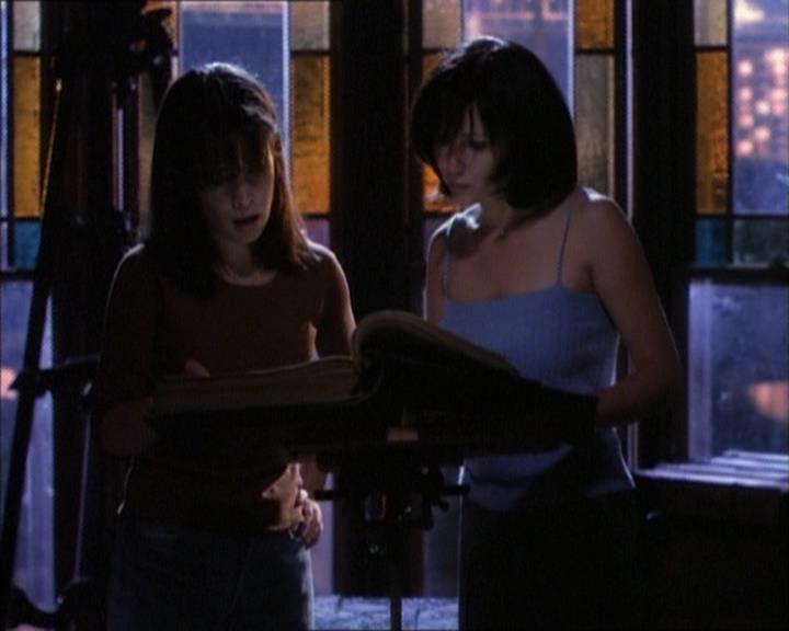 Charmed-Online_dot_net-1x02IveGotYouUnderMySkin2038.jpg