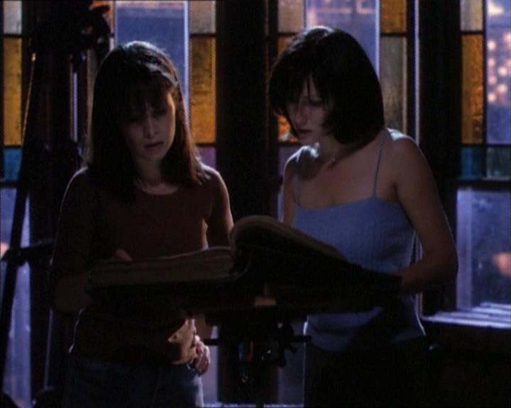 Charmed-Online_dot_net-1x02IveGotYouUnderMySkin2039.jpg