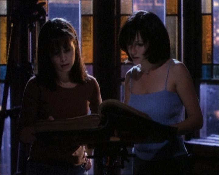 Charmed-Online_dot_net-1x02IveGotYouUnderMySkin2040.jpg