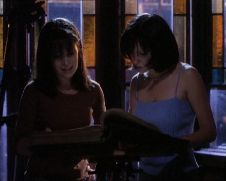 Charmed-Online_dot_net-1x02IveGotYouUnderMySkin2041.jpg