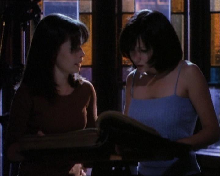 Charmed-Online_dot_net-1x02IveGotYouUnderMySkin2042.jpg