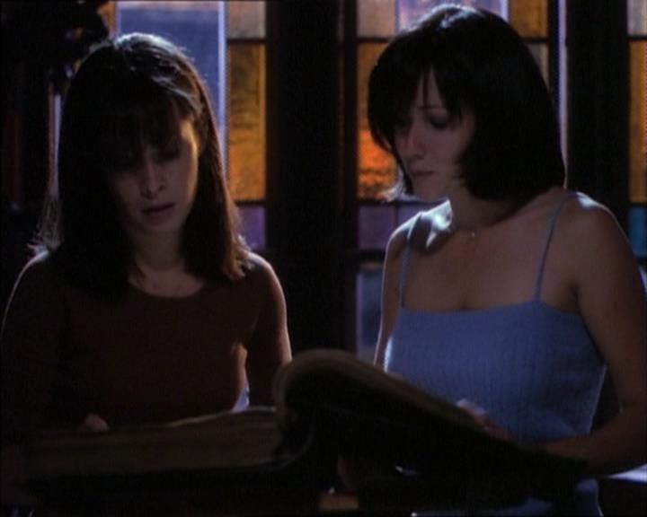 Charmed-Online_dot_net-1x02IveGotYouUnderMySkin2043.jpg