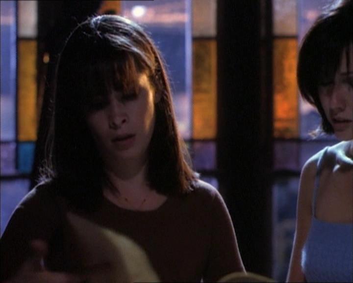 Charmed-Online_dot_net-1x02IveGotYouUnderMySkin2046.jpg