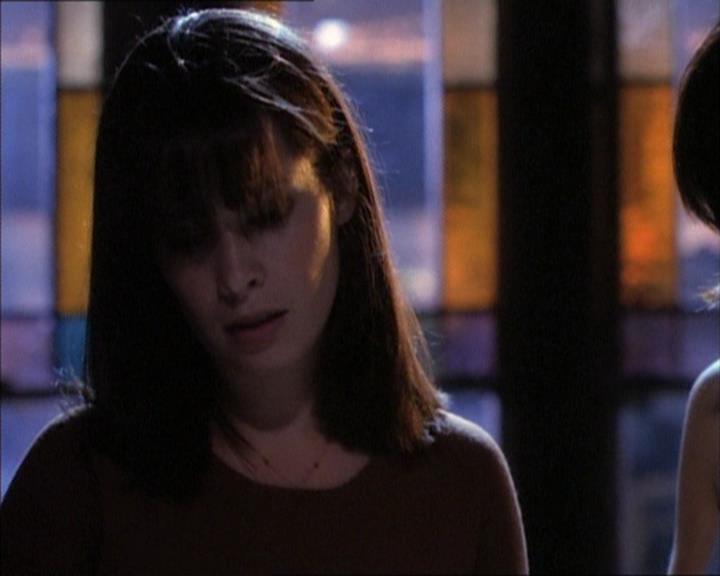 Charmed-Online_dot_net-1x02IveGotYouUnderMySkin2047.jpg