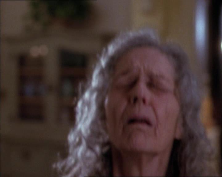 Charmed-Online_dot_net-1x02IveGotYouUnderMySkin2069.jpg