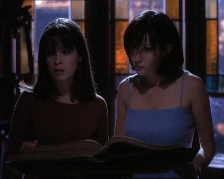 Charmed-Online_dot_net-1x02IveGotYouUnderMySkin2070.jpg