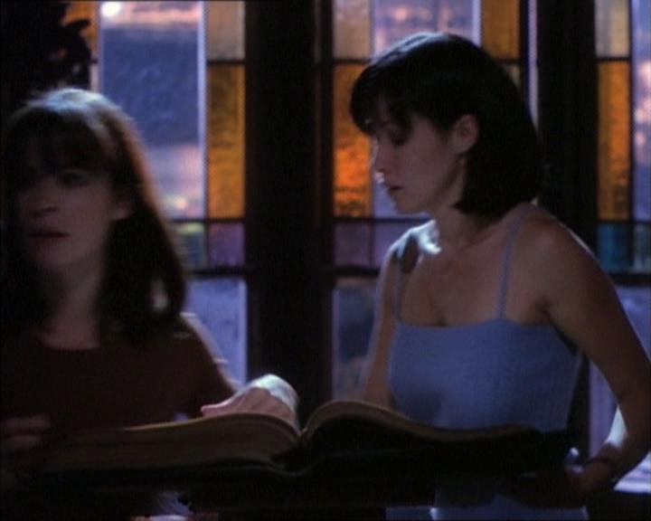 Charmed-Online_dot_net-1x02IveGotYouUnderMySkin2073.jpg