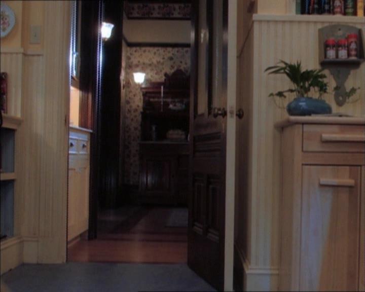 Charmed-Online_dot_net-1x02IveGotYouUnderMySkin2074.jpg
