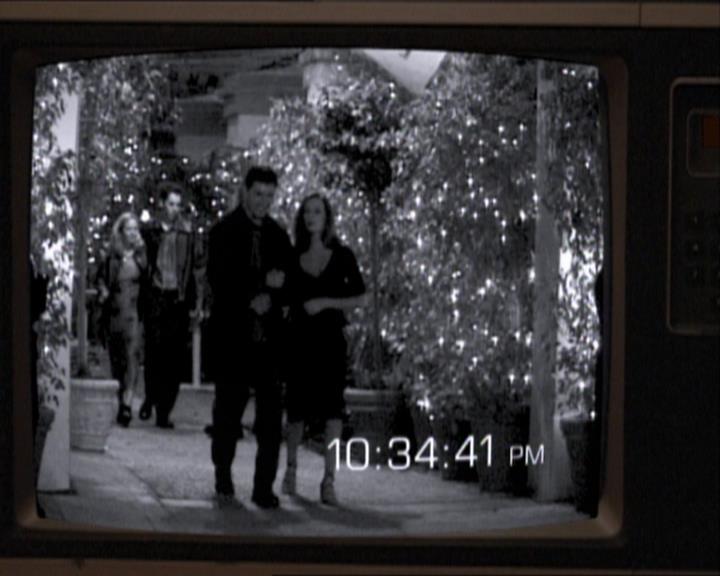 Charmed-Online_dot_net-1x02IveGotYouUnderMySkin2097.jpg