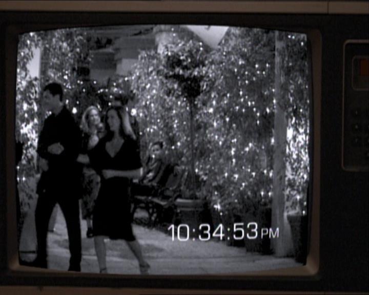 Charmed-Online_dot_net-1x02IveGotYouUnderMySkin2100.jpg